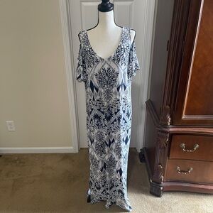 Maxi dress with cold shoulders
